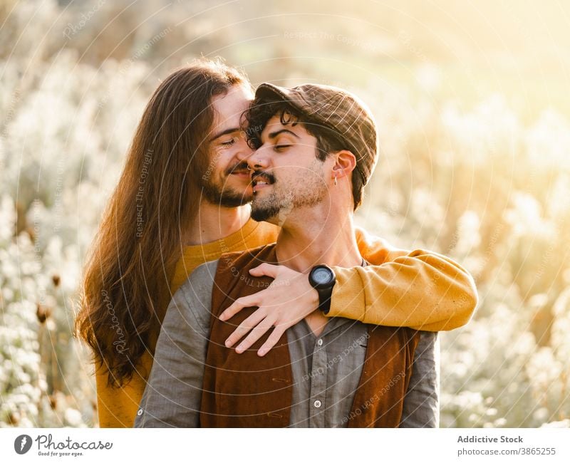 Glückliches homosexuelles Paar, das sich in der Natur umarmt Homosexualität schwul Männer Liebe Umarmen Leidenschaft itim romantisch Partnerschaft lgbt jung