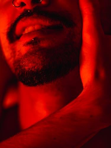 Schwules Paar bei intimem Moment im Rotlicht Homosexualität schwul itim Liebe Leidenschaft Männer romantisch rot Bett Partnerschaft lgbt ethnisch männlich