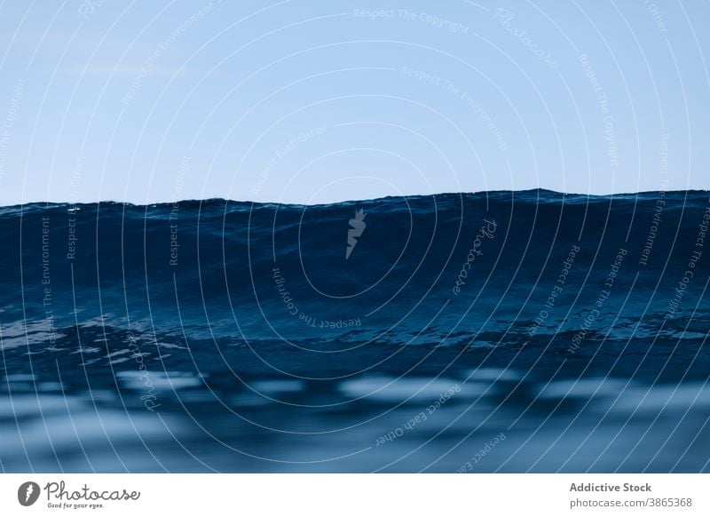 Schaumige Wellen rollen im Ozean auf MEER Meer winken platschen schäumen Kraft Wasser Natur Energie Meereslandschaft Oberfläche Himmel marin aqua Bewegung