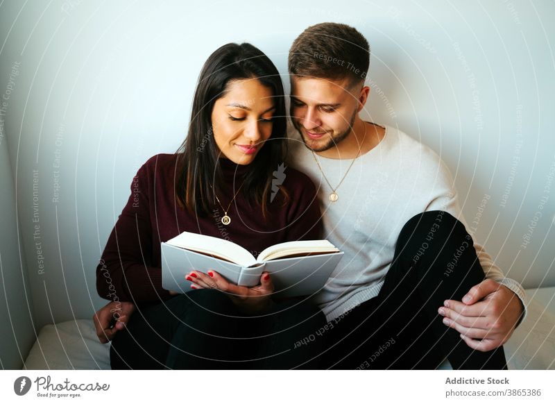 Ruhiges Paar Lesen Buch auf dem Bett lesen Zusammensein sich[Akk] entspannen Literatur kuscheln Schlafzimmer Wochenende interessant gemütlich Partnerschaft