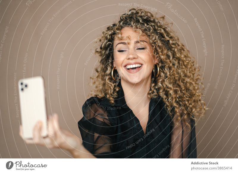 Charmante Frau nimmt Selfie auf Smartphone Lächeln Glück Selbstportrait Gesicht machen Lippe Atelier charmant Telefon Stil Zeitgenosse trendy Apparatur Gerät