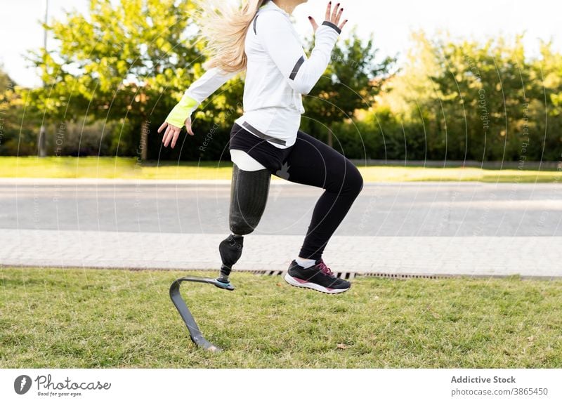 Crop-Läufer mit Beinprothese beim Training paralympisch Frau Prothesen Bionik Sportlerin künstliches Glied Übung üben Energie professionell aktiv Aktion