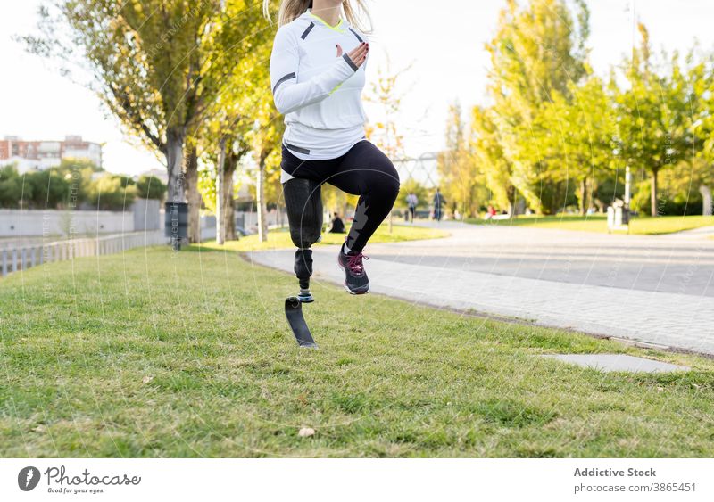 Crop-Läufer mit Beinprothese beim Training paralympisch Frau Prothesen Bionik Sportlerin künstliches Glied Übung üben Energie professionell aktiv Aktion