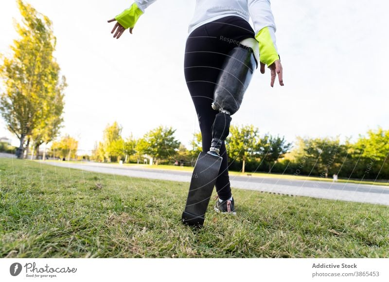 Crop-Läufer mit Beinprothese trainiert im Park Prothesen paralympisch Frau laufen Sportlerin künstliches Glied Training Übung Bionik üben Energie professionell