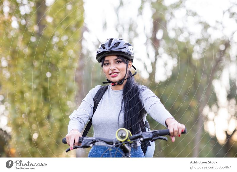 Glückliche Frau fährt Fahrrad im Herbst Wald Mitfahrgelegenheit aktiv Landschaft Natur heiter Lächeln Nachlauf Weg Aktivität Radfahrer Reise erkunden jung