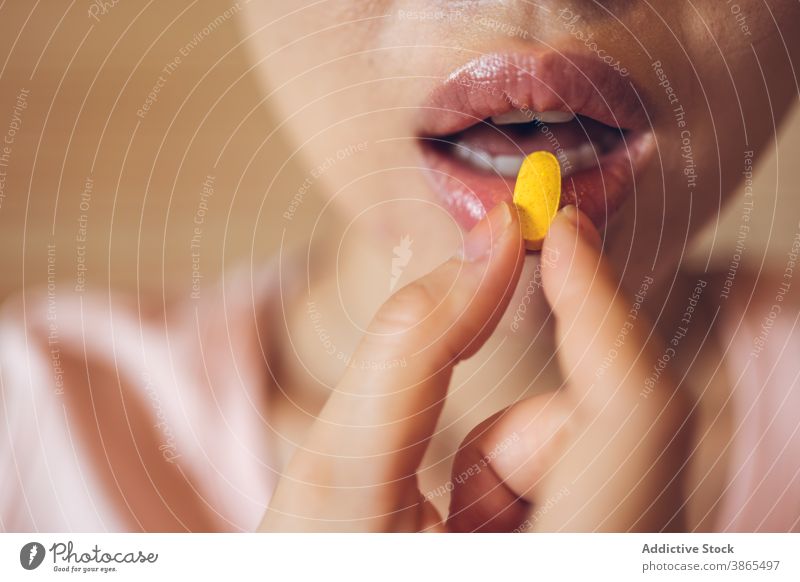 Glückliche Frau demonstriert gelbe Vitaminpille Tablette zeigen Gesundheit manifestieren medizinisch Ergänzung Gesundheitswesen Leckerbissen Medizin Medikament