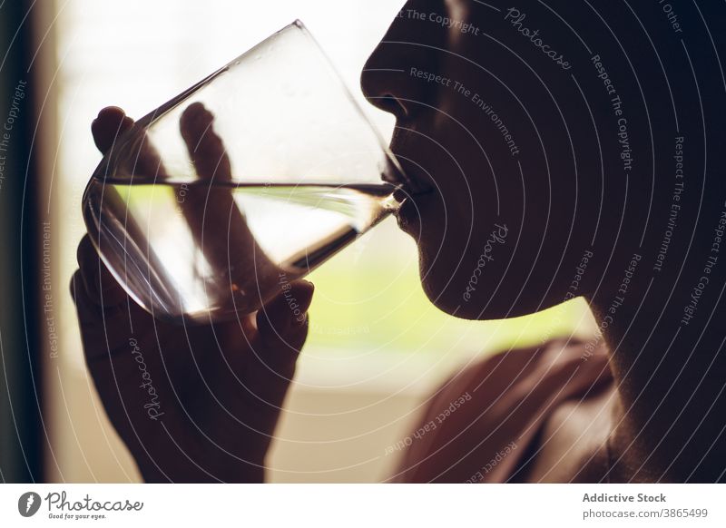 Frau trinkt Wasser aus einem Glas trinken frisch durchsichtig Getränk Erfrischung Gesundheit Durst liquide Wellness Sauberkeit rein Wohlbefinden natürlich