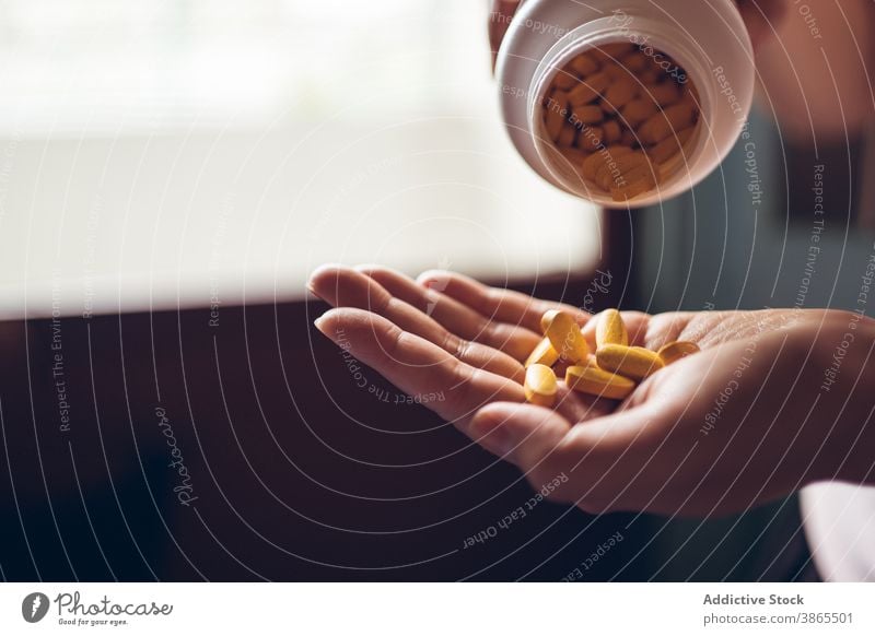 Frau gießt Pillen in die Hand Tablette gelb nehmen eingießen verschütten Vitamin Gesundheitswesen medizinisch Ergänzung Flasche Leckerbissen Medizin Medikament
