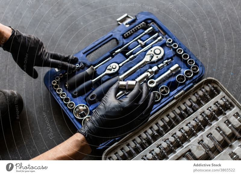 Crop-Mechaniker wählt Schraubenschlüssel-Bit aus Box Mann wählen Meissel Garage Arbeit professionell Kasten Bausatz Handschuh männlich Techniker Latex Werkzeug
