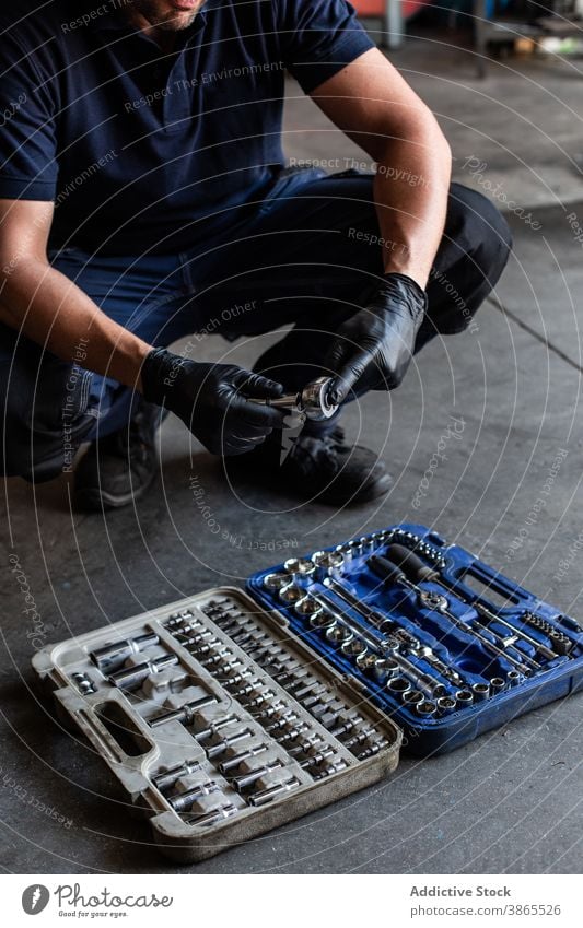 Crop-Mechaniker wählt Schraubenschlüssel-Bit aus Box Mann wählen Meissel Garage Arbeit professionell Kasten Bausatz Handschuh männlich Techniker Latex Werkzeug