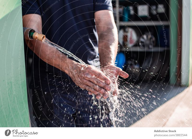 Mechaniker beim Händewaschen in der Werkstatt Arbeiter Hand Waschen Handwerker Wasser professionell Mann Sauberkeit Wasserhahn Dienst Reparatur Job Beruf Wehen