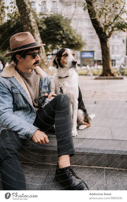 Stilvoller Mann mit Hund in der Stadt Großstadt trendy Baumläufer Coonhound gehorsam Straße sich[Akk] entspannen heimisch männlich Haustier schlendern Tier
