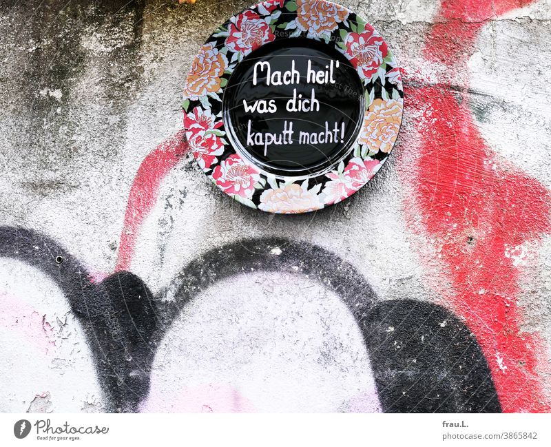 Outdoor-Wandteller mit Botschaft Teller Blumenmuster Sinnspruch alt Propaganda Grafitti Wandmalereien Straßenkunst