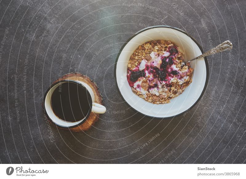 Frühstück mit Kaffee und Früchten Hintergrund schwarz Licht frisch Teller Morgen Tag Lebensmittel texturiert fließend Abblendschalter süß heiß Mahlzeit lecker