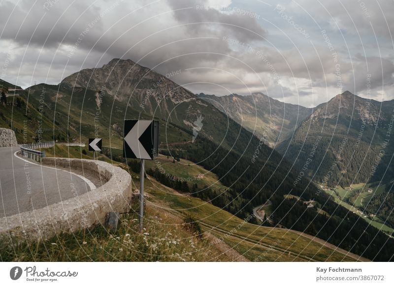malerische Bergstraße mit Kurvenschildern Alp alpin Alpen Asphalt Österreich PKW Land gekrümmt Tag fahren leer Europa Europäer Autobahn Hügel Feiertag