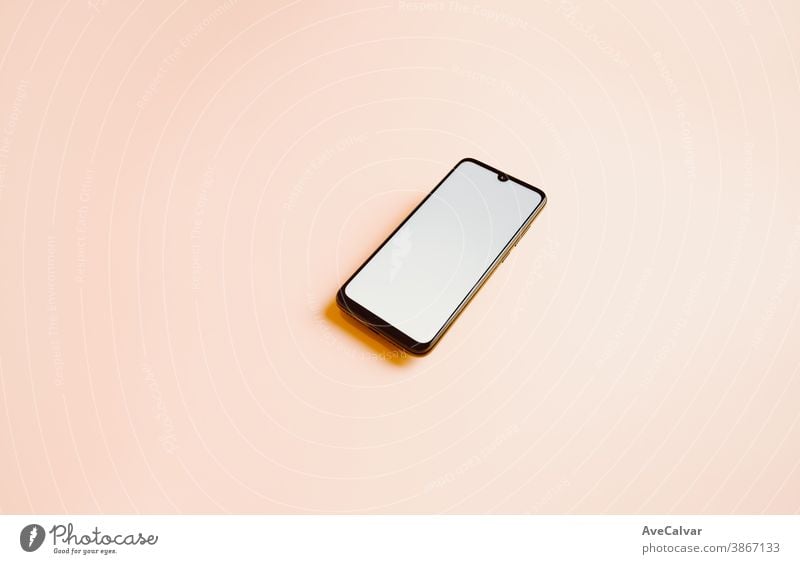 Flacher rosa Hintergrund mit einem Mobiltelefon mit weißem Bildschirm und Kopierraum zum Schreiben Telefone Kopierbereich Auswahl Technologie zuhören Multimedia