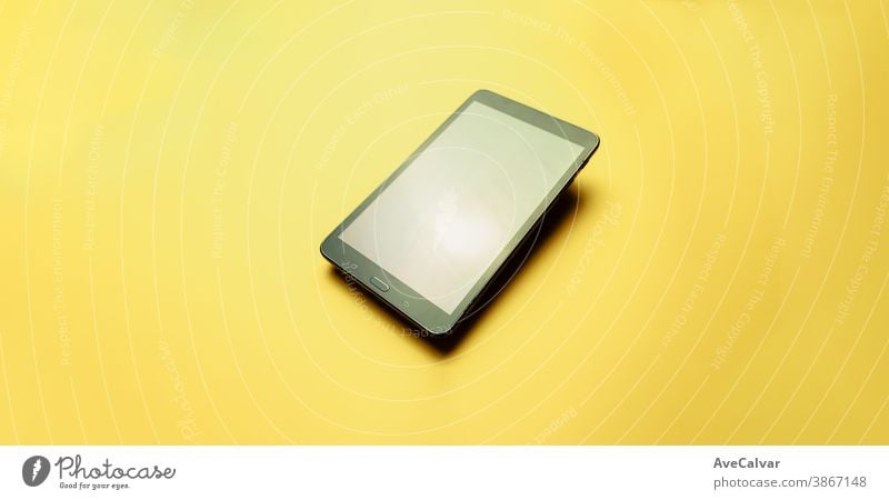 Tablett über gelbem Hintergrund mit Kopierfläche und minimalem Design Telefone Kopierbereich Auswahl Technologie zuhören Multimedia Arbeitsplatz Bildschirm