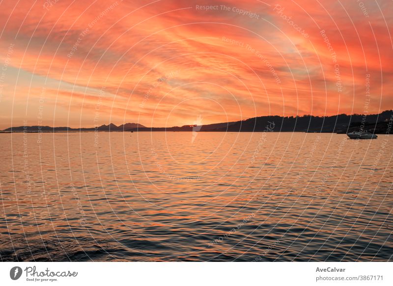 Horizont einiger Inseln unter einem farbenprächtigen Sonnenuntergang mit entspannender Meereslandschaft Gezeiten winken Sonnenaufgang gold Brandung abstrakt