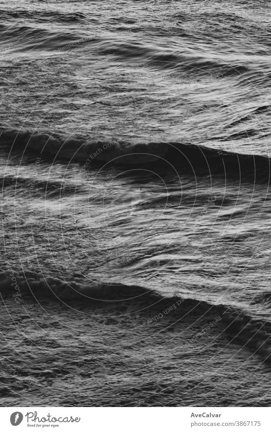 Nahaufnahme einiger Wellen in der Mitte des Ozeans in Schwarzweiß mit Kopierraum winken Meer stürmisch Spray Unwetter Monochrom Konzepte Erkundung horizontal
