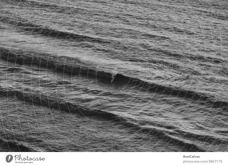 Eine Nahaufnahme einiger Wellen in der Mitte des Ozeans in Schwarzweiß mit Kopierraum winken Meer stürmisch Spray Unwetter Monochrom Konzepte Erkundung