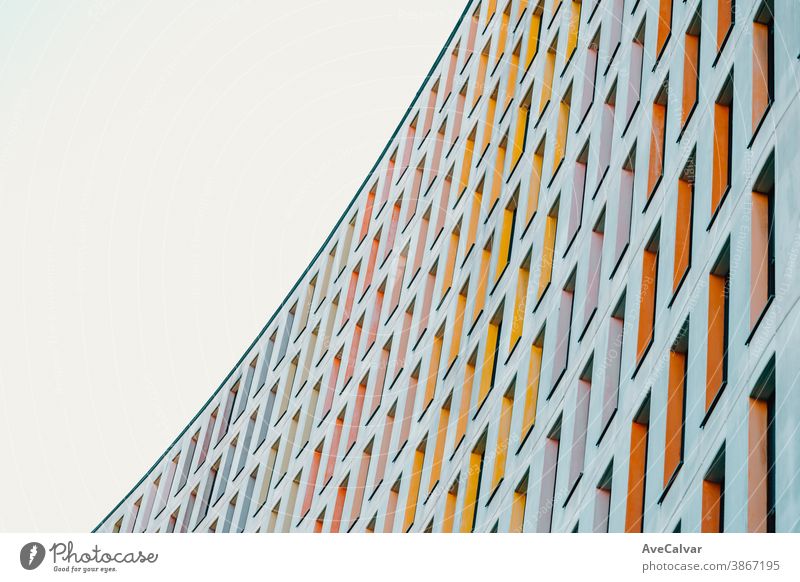 Buntes und symmetrisches Gebäude mit Kopierraum und professionellem und minimalistischem Aussehen Wolkenkratzer Symmetrie Wachstum futuristisch horizontal