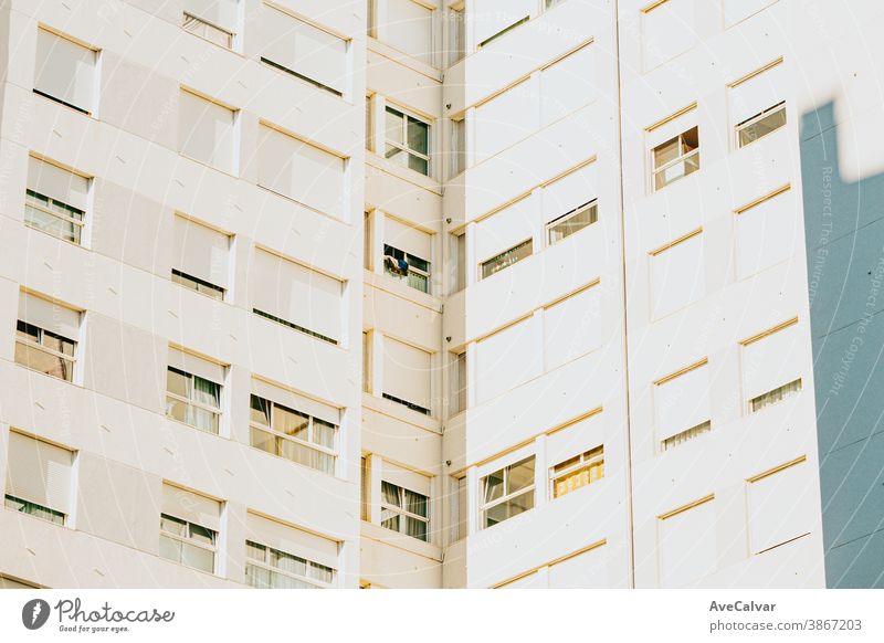 Symmetrische Nahaufnahme einer Fensterwand an einem Gebäude mit Kopierraum und Design Wolkenkratzer Symmetrie Wachstum futuristisch horizontal Business Farbbild
