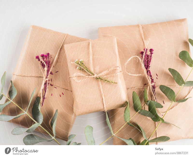 In Bastelpapier eingewickelte Geschenkkartons mit Trockenblumen Herbst Kasten null Geburtstag Weihnachten Hintergrund geben getrocknet Blume Überraschung