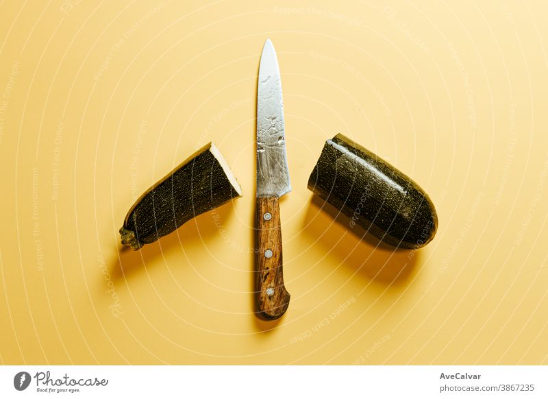 Ein altes Messer in der Mitte einer geschnittenen Zucchini frisch organisch Lebensmittel Hintergrund Gemüse Vegetarier Bestandteil Gesundheit Natur Qualität
