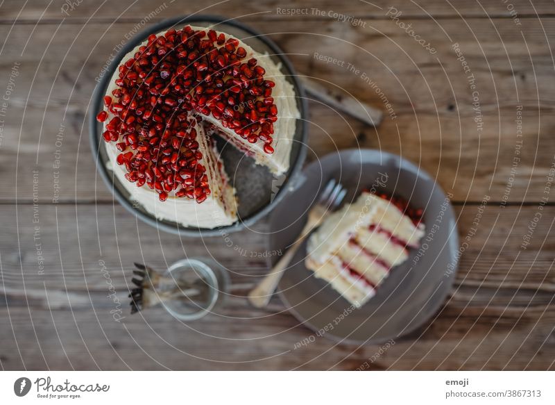 Torte mit Granatapfel, Tortenstück Schwache Tiefenschärfe lecker süß naschen Kalorie Kuchen Kuchenstück backen Konditorei Tortenplatte Vogelperspektive von oben