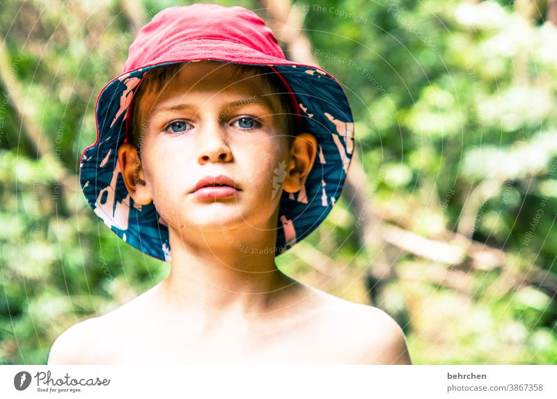 . Porträt Farbfoto Sonnenhut Malaysia Borneo schön Neugier Urwald Gesicht Kindheit Junge Freiheit Ferne Abenteuer Ausflug Tourismus Ferien & Urlaub & Reisen