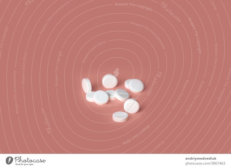 Gruppe von weißen medizinischen Pillen isoliert auf rosa Hintergrund. selektiver Fokus. Gesundheit Medikament Tablette Verschreibung Medizin Pflege Vitamin