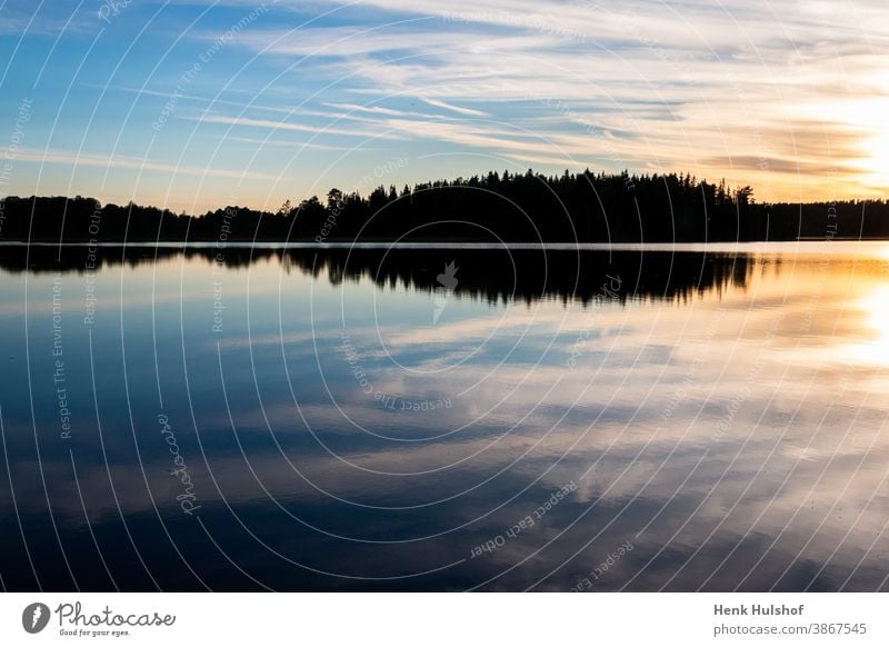 Schöner Abendblick zur blauen Stunde über den Safssjon-See Hintergrund schön wunderschöne Landschaft Blaue Stunde Fotografieren Windstille ruhiges Wasser Wolken