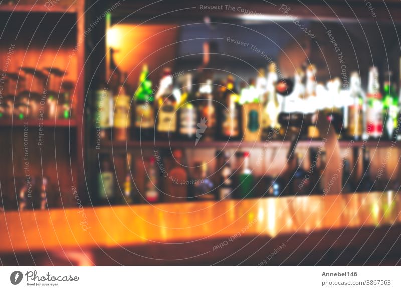 Klassische Bartheke mit Flaschen in verschwommenem Hintergrund, Kopierfläche oder Platz für Text. farbenfroher, defokussierter Hintergrund Restaurant oder Café