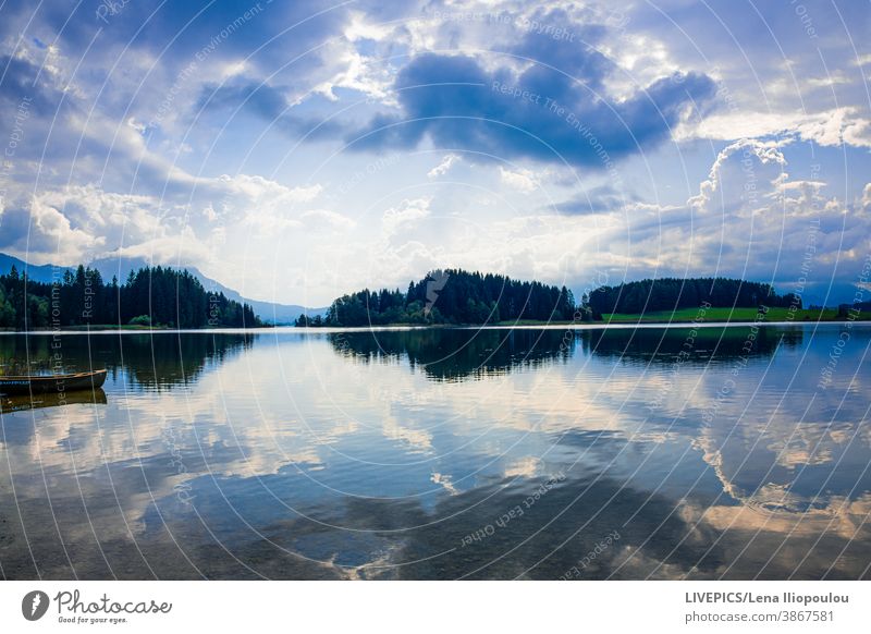 Bewölkter blauer Himmel und seine Spiegelung Hintergrund Boot übersichtlich Cloud wolkig Farbe farbenfroh Textfreiraum Tag Tageslicht Regie See Licht Natur