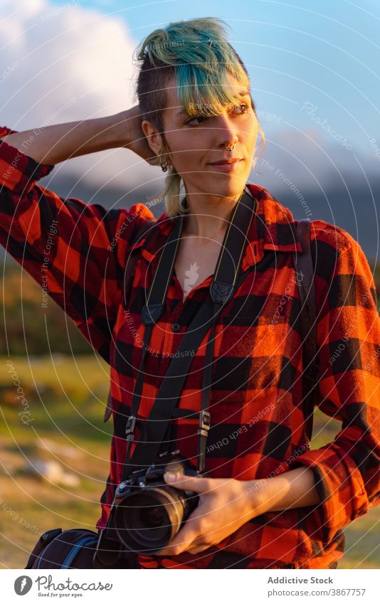 Fotograf auf Hügel bei Sonnenuntergang reisen Frau Reisender Fotoapparat erkunden Abenteuer androgyn alternativ Geschlecht professionell Natur Fotokamera Gegend