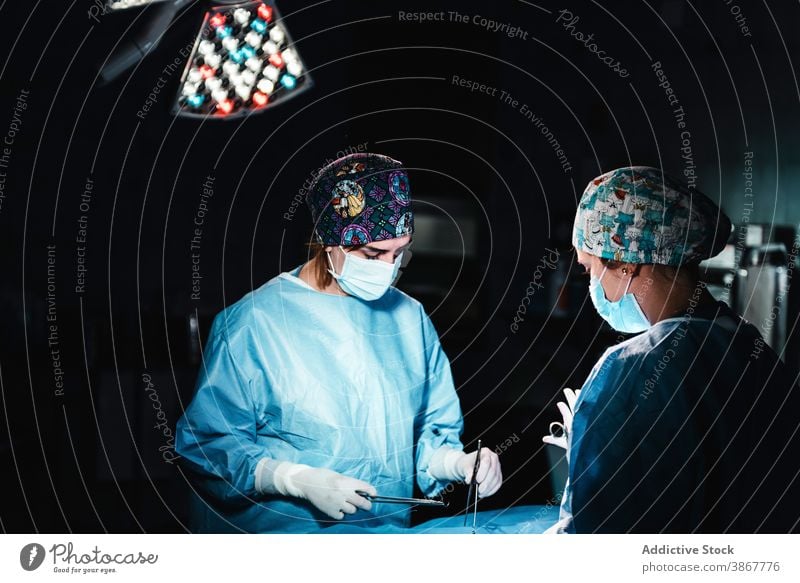 Mediziner bei einer Operation im Krankenhaus Chirurg Operationssaal Sanitäter Team Zusammensein Faser Werkzeug Assistent sticken Krankenpfleger Instrument