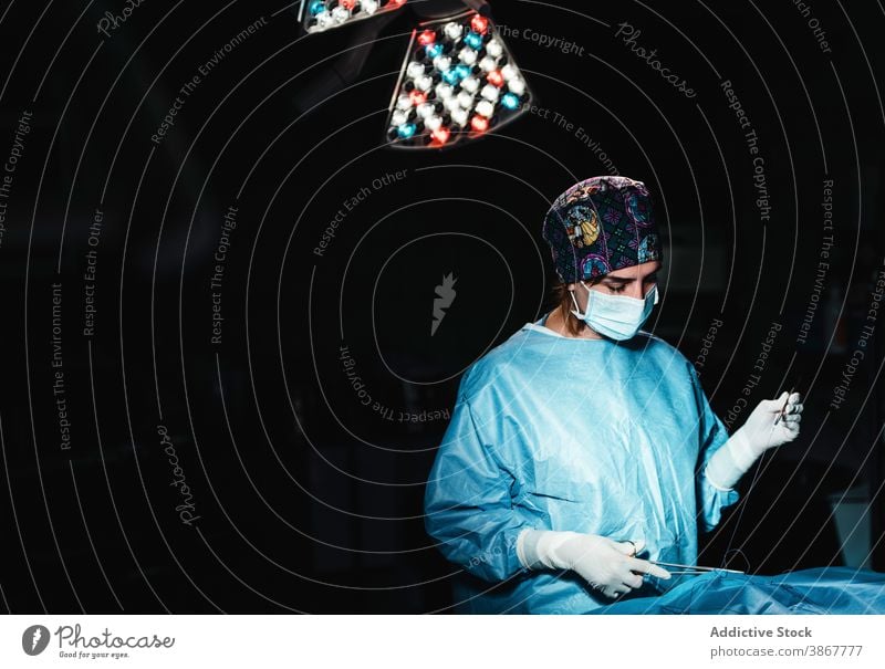 Ärztin bei einer Operation im Krankenhaus Frau Chirurg Operationssaal Sanitäter Faser Werkzeug sticken Instrument Arbeit Fähigkeit Job Pflege medizinisch