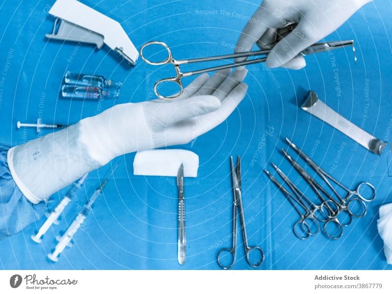 Chirurgen verwenden Werkzeuge für die Operation während der Operation Instrument Hand Schere Operationssaal Sanitäter Assistent verschiedene Krankenhaus