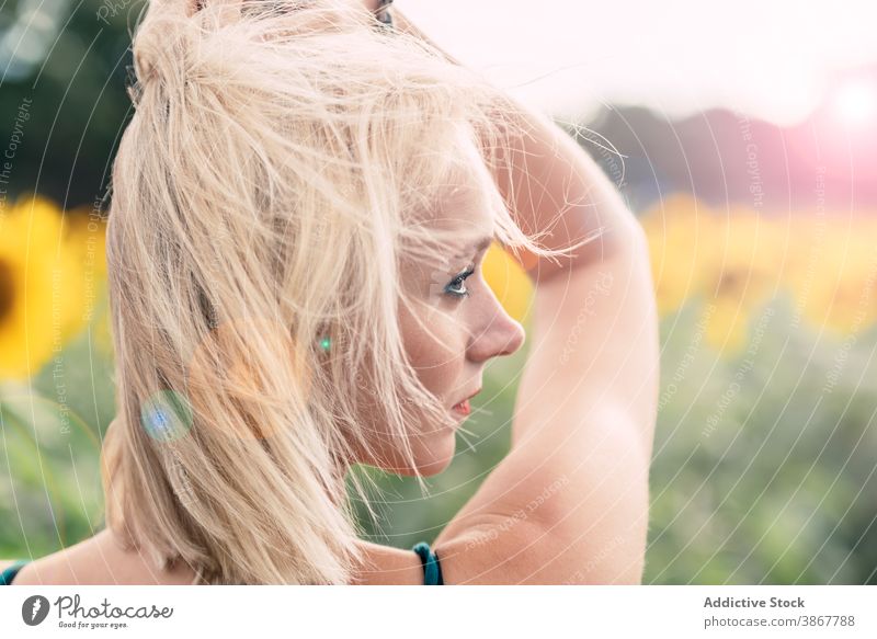 Sinnliche Frau entspannt im Sonnenblumenfeld Feld riechen sinnlich blond sich[Akk] entspannen nachdenklich genießen Sommer Blütezeit Behaarung Natur Blume