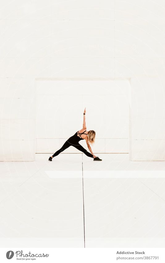 Frau übt Dreieck Yoga-Pose Gleichgewicht üben positionieren trikonasana Asana stehen beweglich passen Wellness schlank Körperhaltung Energie Wohlbefinden