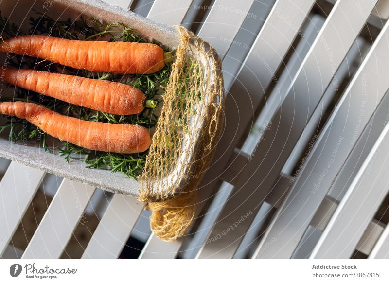 Frische Möhren in Papierbehälter auf Tisch Gemüse Container gesunde Ernährung Biografie umweltfreundlich organisch frisch Gesundheit reif Sauberkeit natürlich