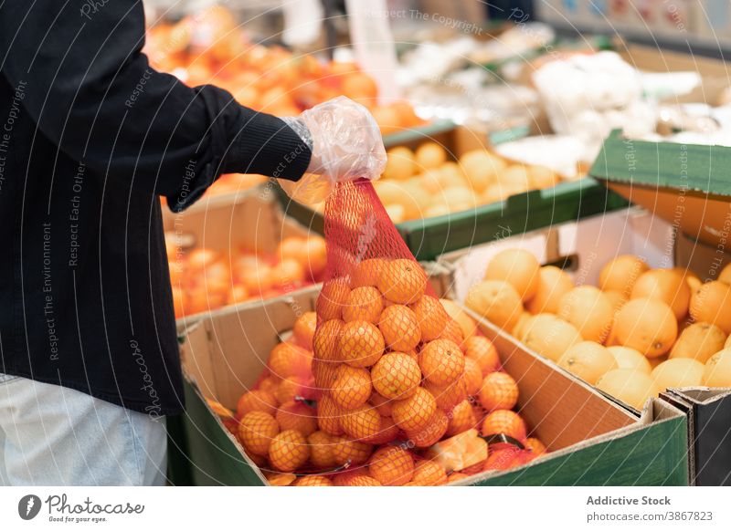 Einkäufer in Schutzhandschuhen bei der Auswahl von Obst im Supermarkt Coronavirus Handschuh behüten Kunde Infektion Pandemie Sicherheit Frucht