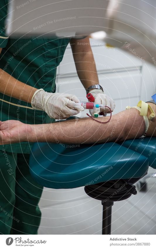 Pflanzenarzt nimmt Blut von Patient Prüfung nehmen Vene Probe abholen geduldig Arzt Spritze Analyse Krankenhaus Klinik medizinisch Medizin Sanitäter