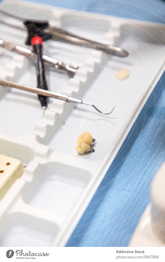 Künstliche Zähne und zahnärztliche Werkzeuge auf dem Tisch Zahn Prothesen künstlich dental Klinik Instrument mündlich Stomatologie klein verschiedene