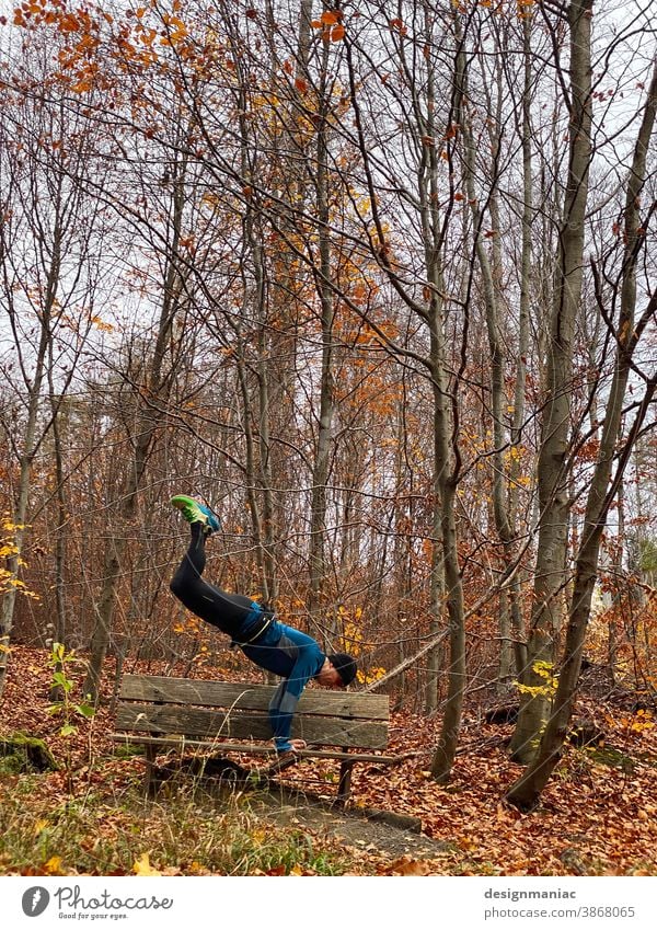 Bank drücken mal anders :-) Parkbank Wald Herbst Sport sportlich Bäume Baum Natur Landschaft Umwelt Turnen bankdrücken liegestütze Akrobatik akrobatisch