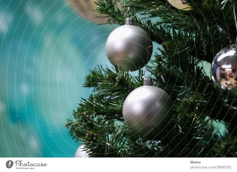 Silberkugeln hängen am Weihnachtsbaum Weihnachten erhängen Dekoration & Verzierung Ball weiß Baum Hintergrund Feiertag Glas Ornament Winter grün vereinzelt
