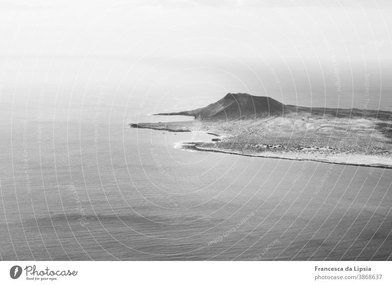 La Graciosa Lanzarote Kanaren Insel Meer Schwarzweißfoto Vulkan Wüste Vogelperspektive Küste sanft Wellen Außenaufnahme Ferien & Urlaub & Reisen Landschaft