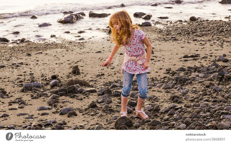 Blondes Mädchen spielt in Rocky Beach Kind Frau Kaukasier Strand Sand Stehen Spielen MEER Ufer Felsen felsig 1 Mensch 5 Jahre alt blond spielen Spaß