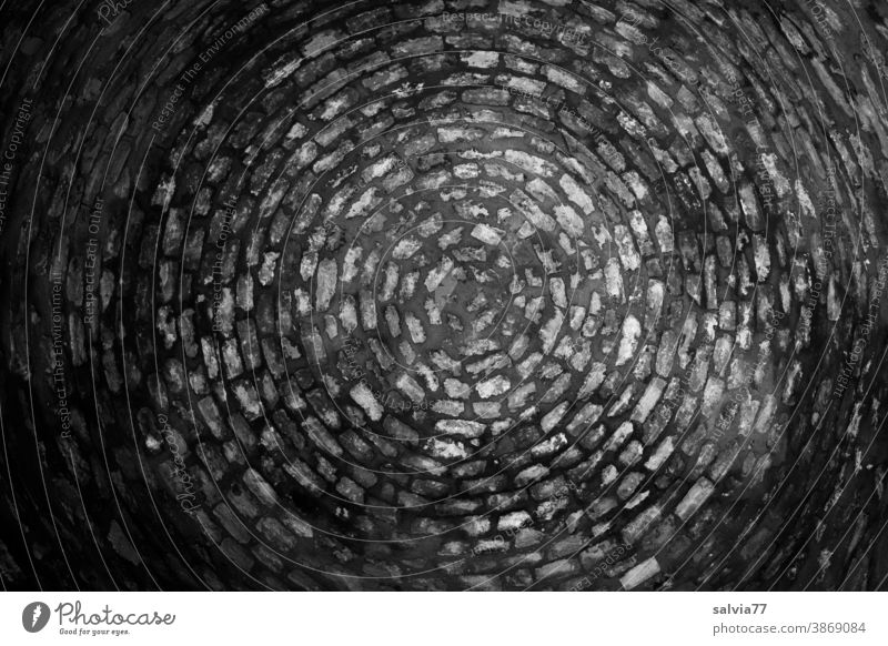 Backsteine in enger Kreisspirale verlegt Spirale Muster Schwarzweißfoto rund Strukturen & Formen Menschenleer abstrakt Design vintage Außenaufnahme Geometrie