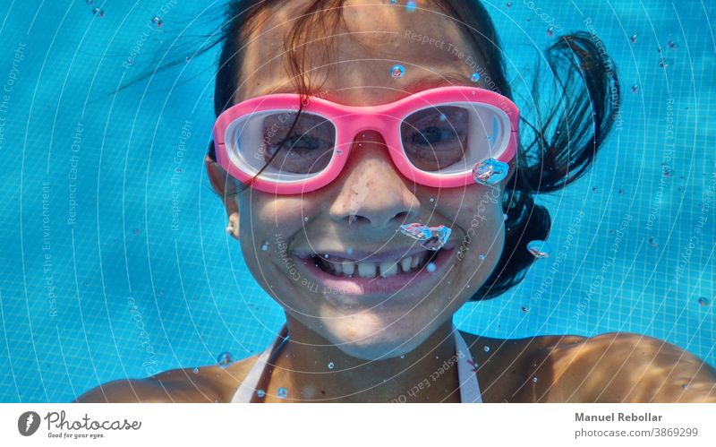 Mädchen unter dem Wasser MEER unten unter Wasser tief Hintergrund blau Natur übersichtlich Sonne Meer marin aqua Licht liquide Gesäß Oberfläche Sonnenlicht